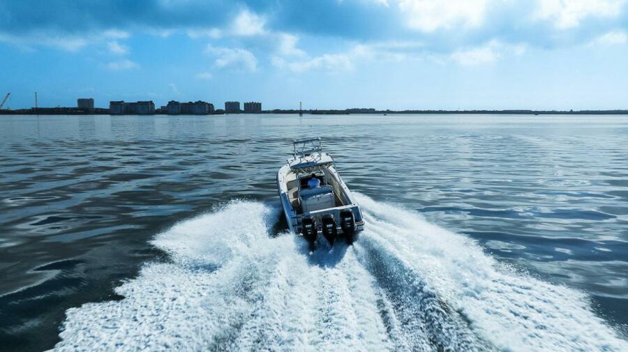 33' 2004 Hydra-Sports Vector 3300 CC