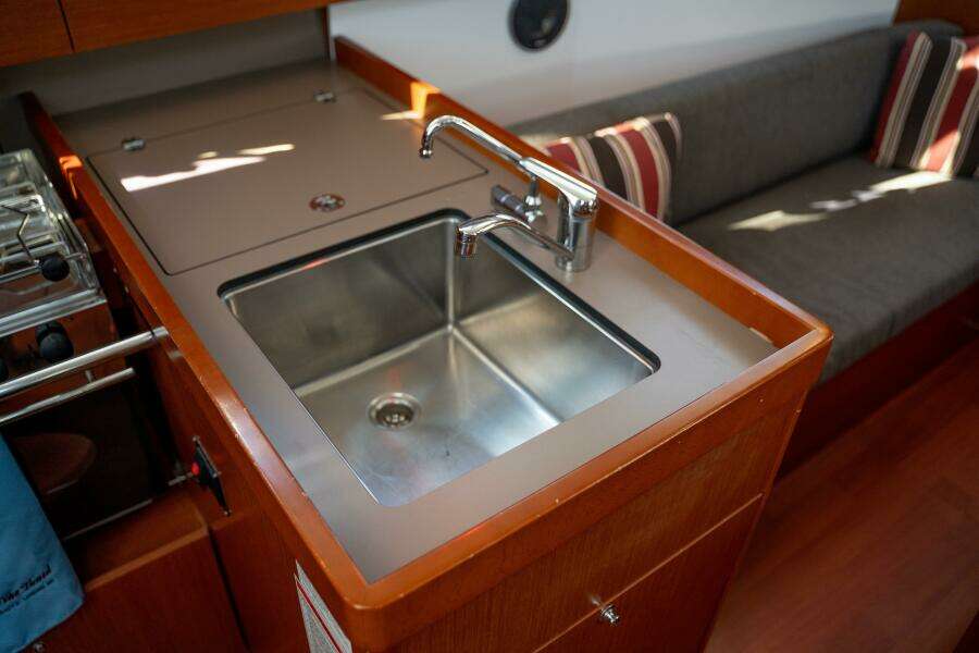 Fine Tuned 38ft Beneteau Yacht For Sale