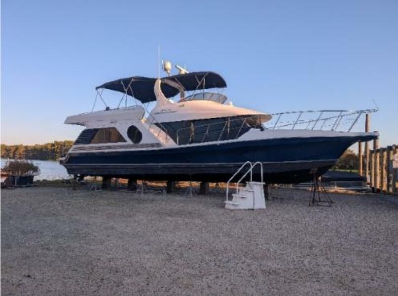 52' 2007 Bluewater 5200