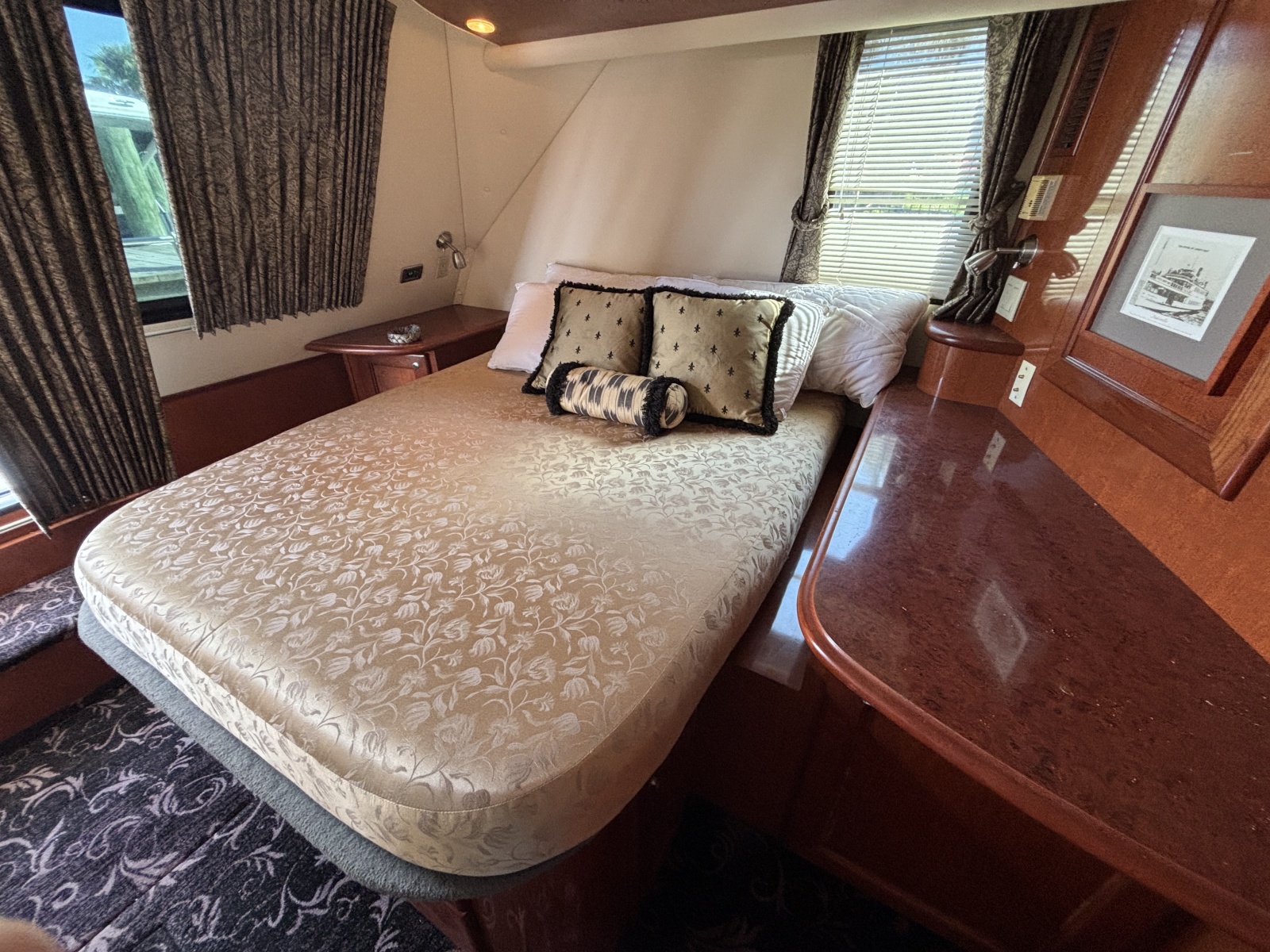 52' 2007 Bluewater 5200