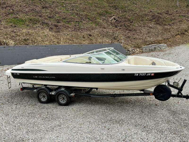 22ft Maxum Yacht For Sale