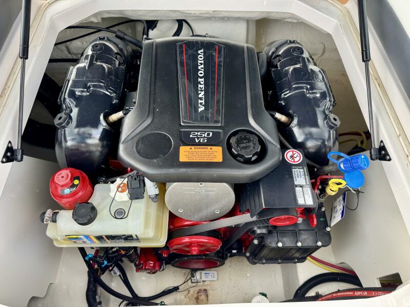 21' 2023 Chaparral 21 SSi Ski & Fish