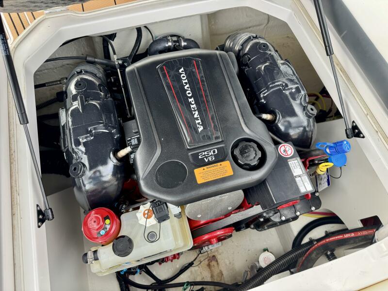 21' 2023 Chaparral 21 SSi Ski & Fish