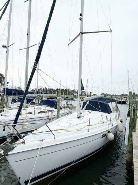 CAROLINA MOON 38ft Hunter Yacht For Sale