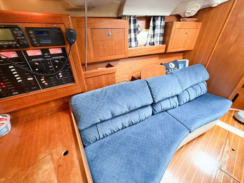 CAROLINA MOON 38ft Hunter Yacht For Sale