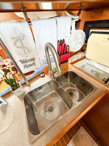 CAROLINA MOON 38ft Hunter Yacht For Sale