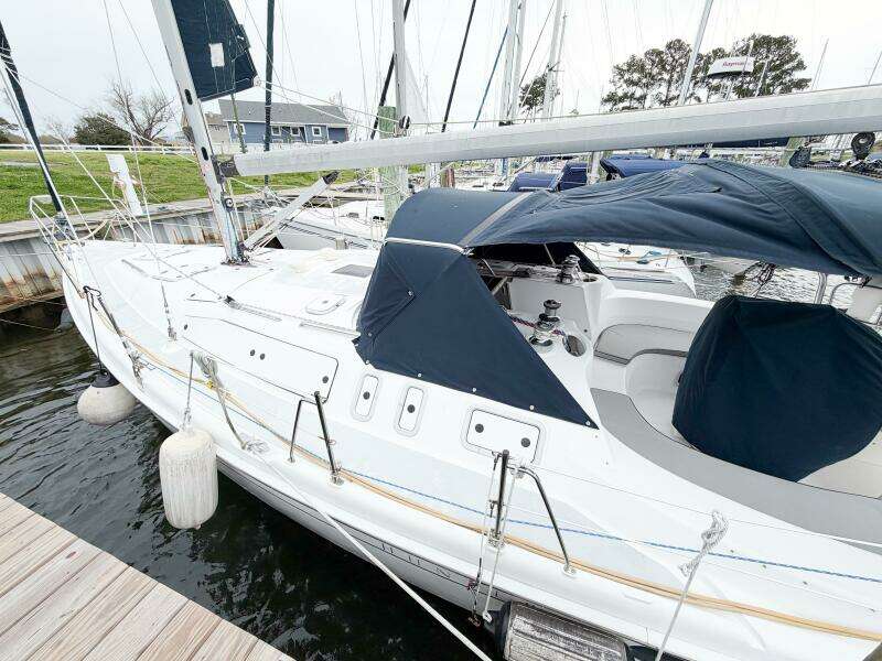 CAROLINA MOON 38ft Hunter Yacht For Sale