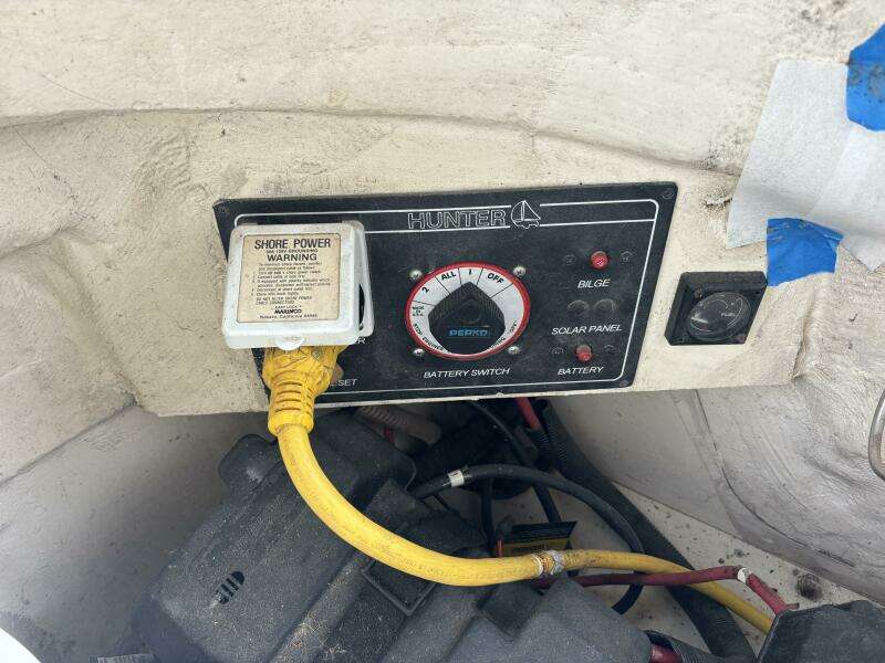 Neon Leon 30ft Hunter Yacht For Sale