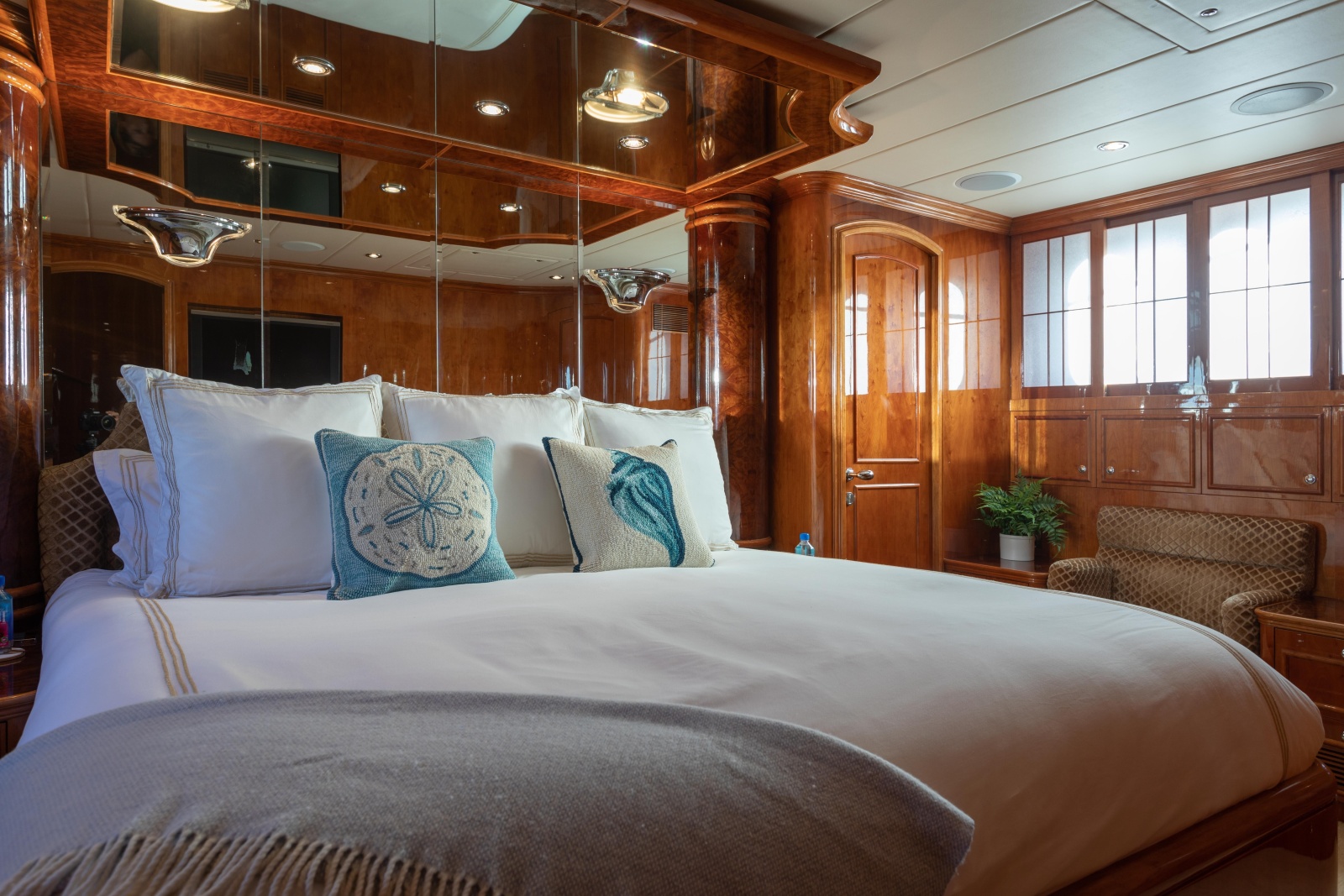 82' 2007 Horizon Elegance 82