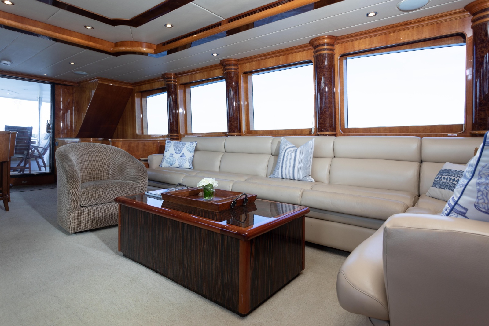 82' 2007 Horizon Elegance 82