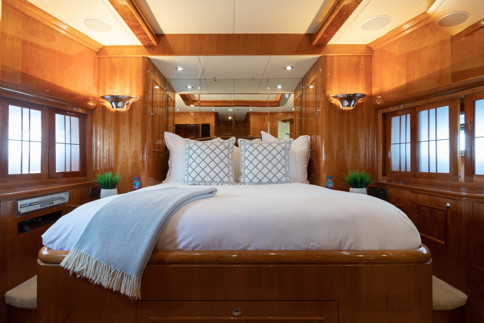 82' 2007 Horizon Elegance 82