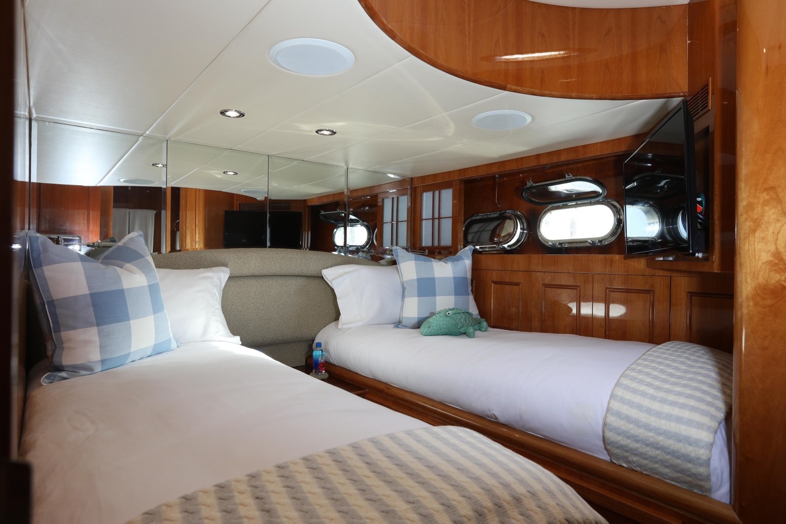 82' 2007 Horizon Elegance 82