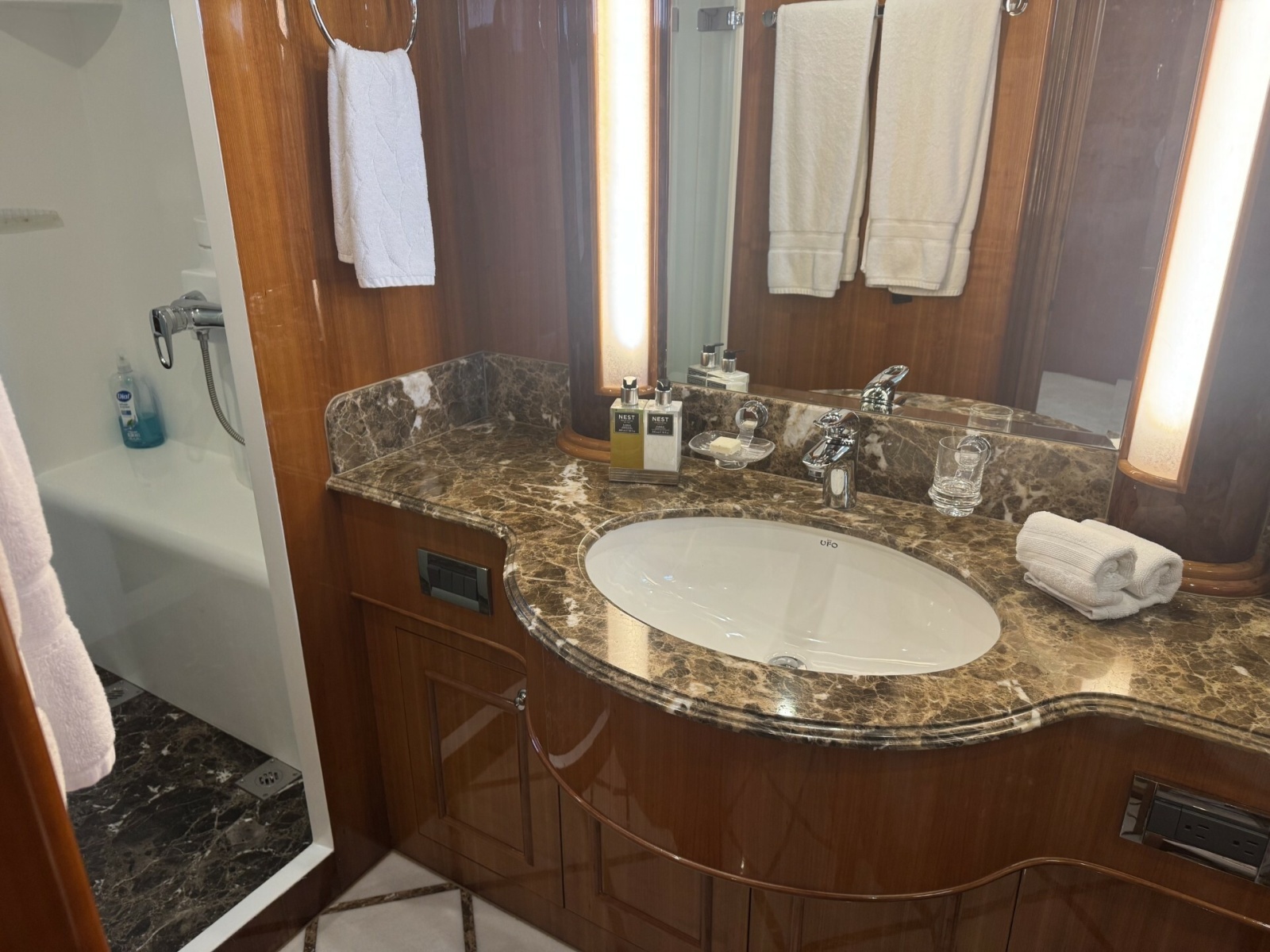 82' 2007 Horizon Elegance 82