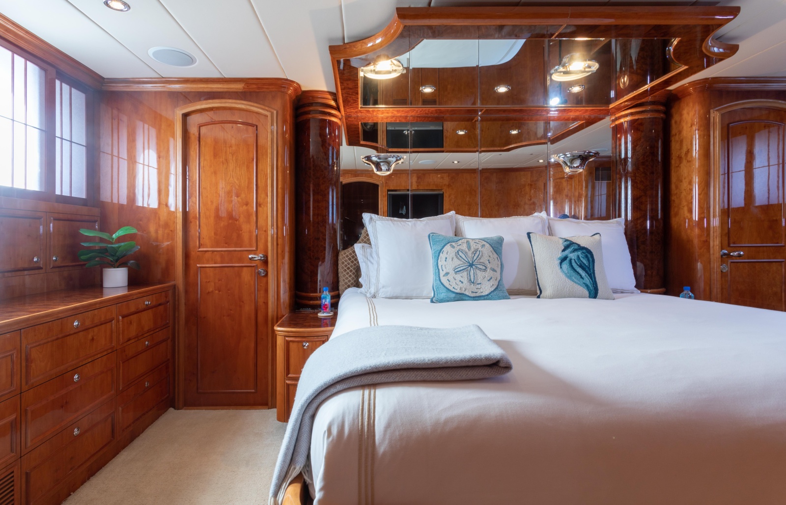 82' 2007 Horizon Elegance 82
