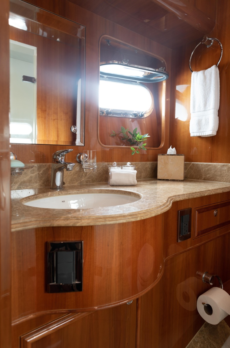 82' 2007 Horizon Elegance 82