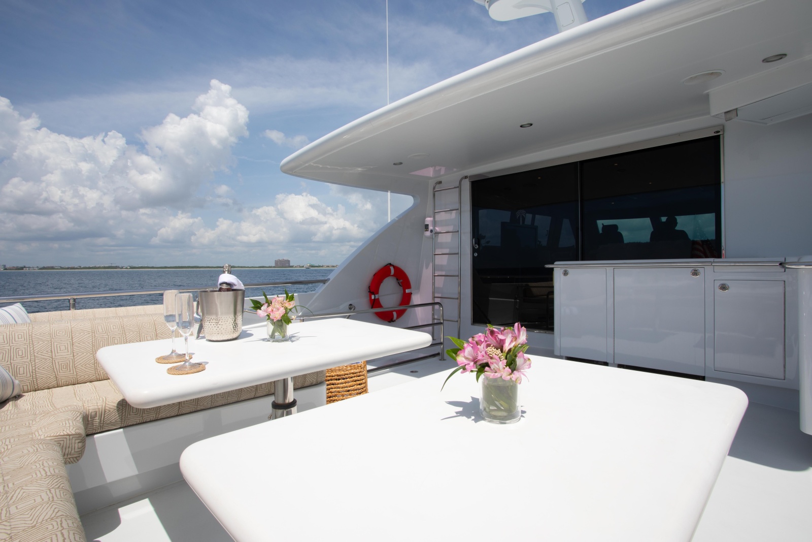 82' 2007 Horizon Elegance 82