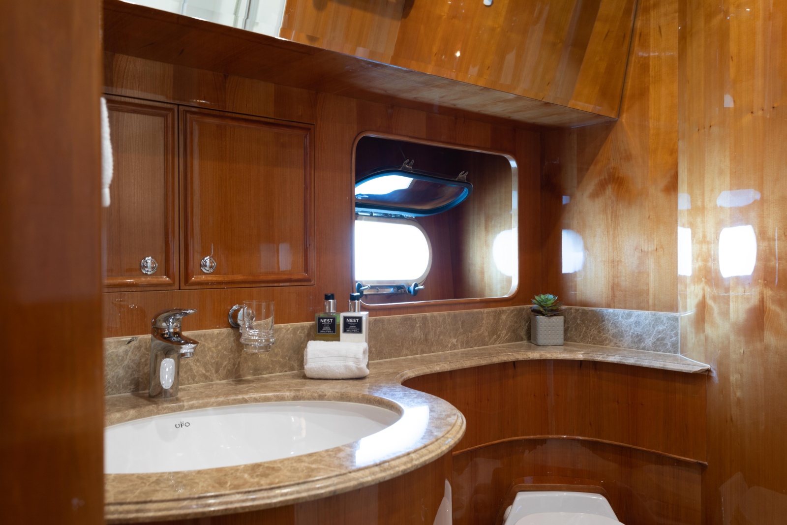 82' 2007 Horizon Elegance 82