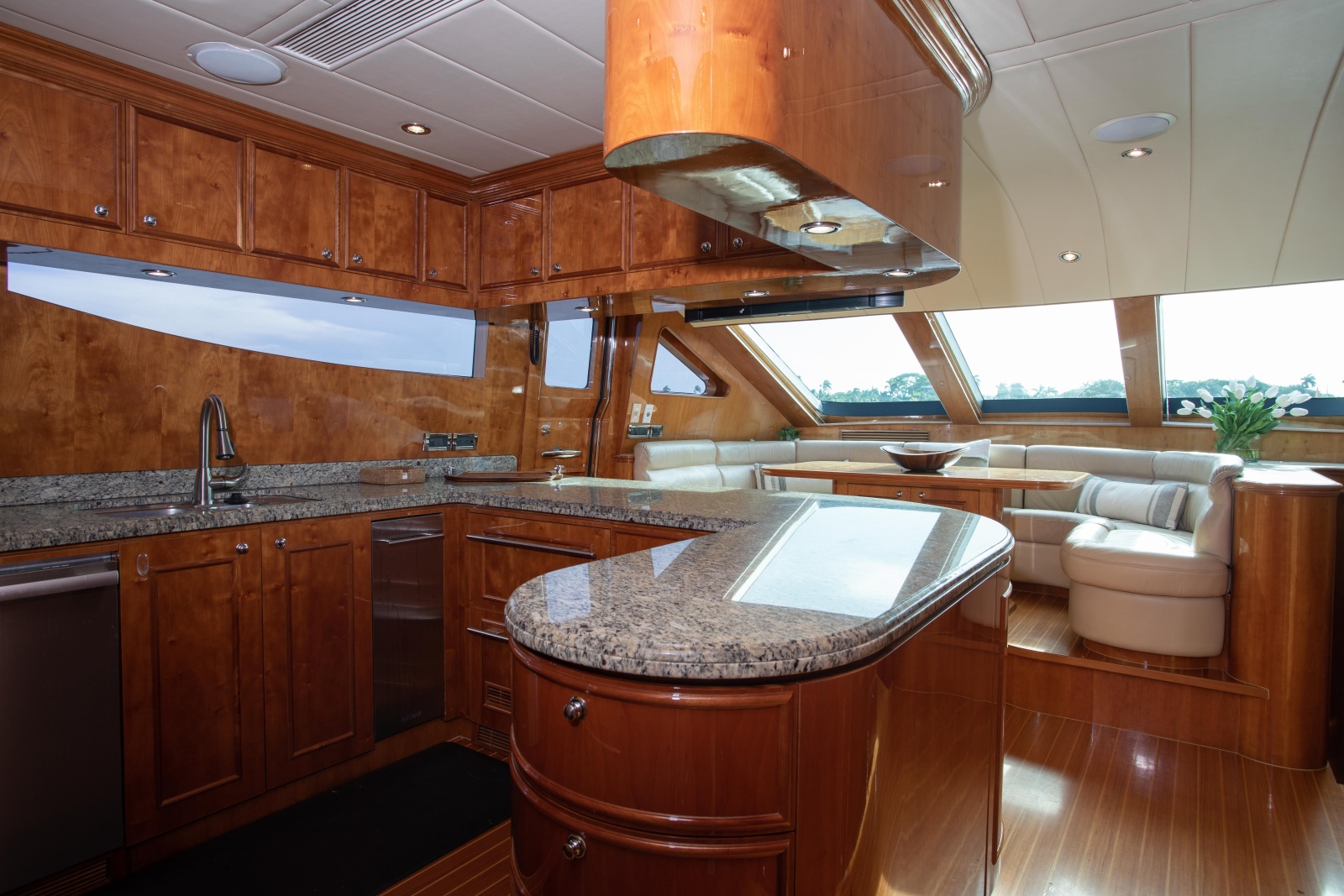 82' 2007 Horizon Elegance 82