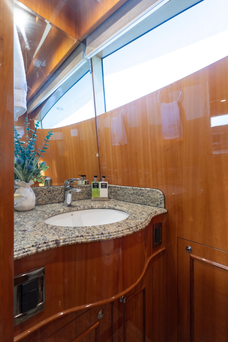 82' 2007 Horizon Elegance 82