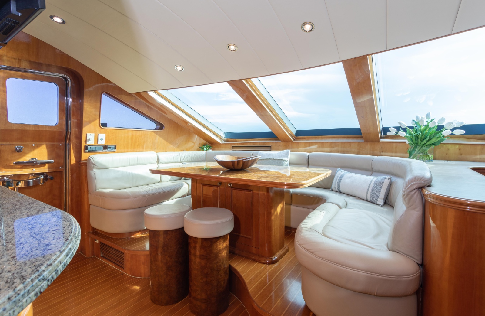 82' 2007 Horizon Elegance 82