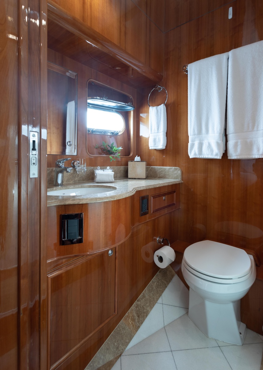 82' 2007 Horizon Elegance 82