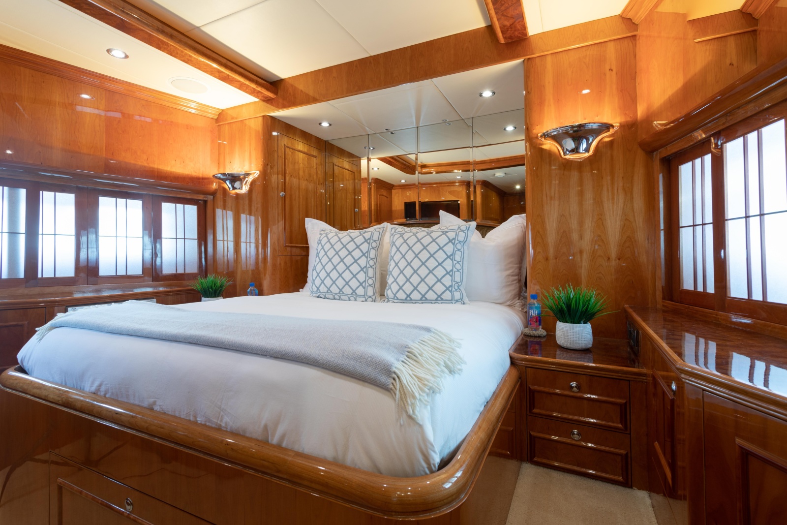 82' 2007 Horizon Elegance 82