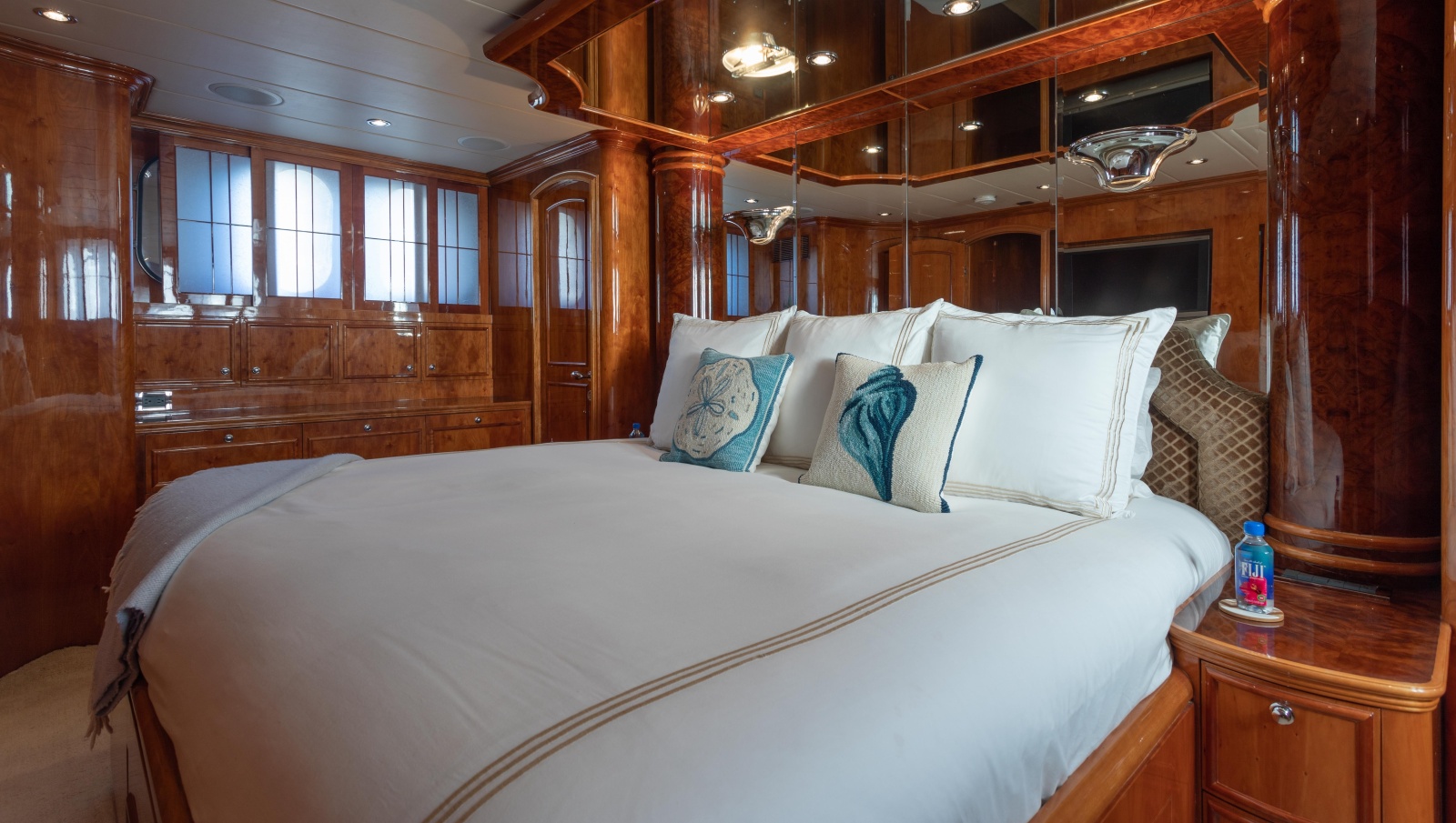 82' 2007 Horizon Elegance 82