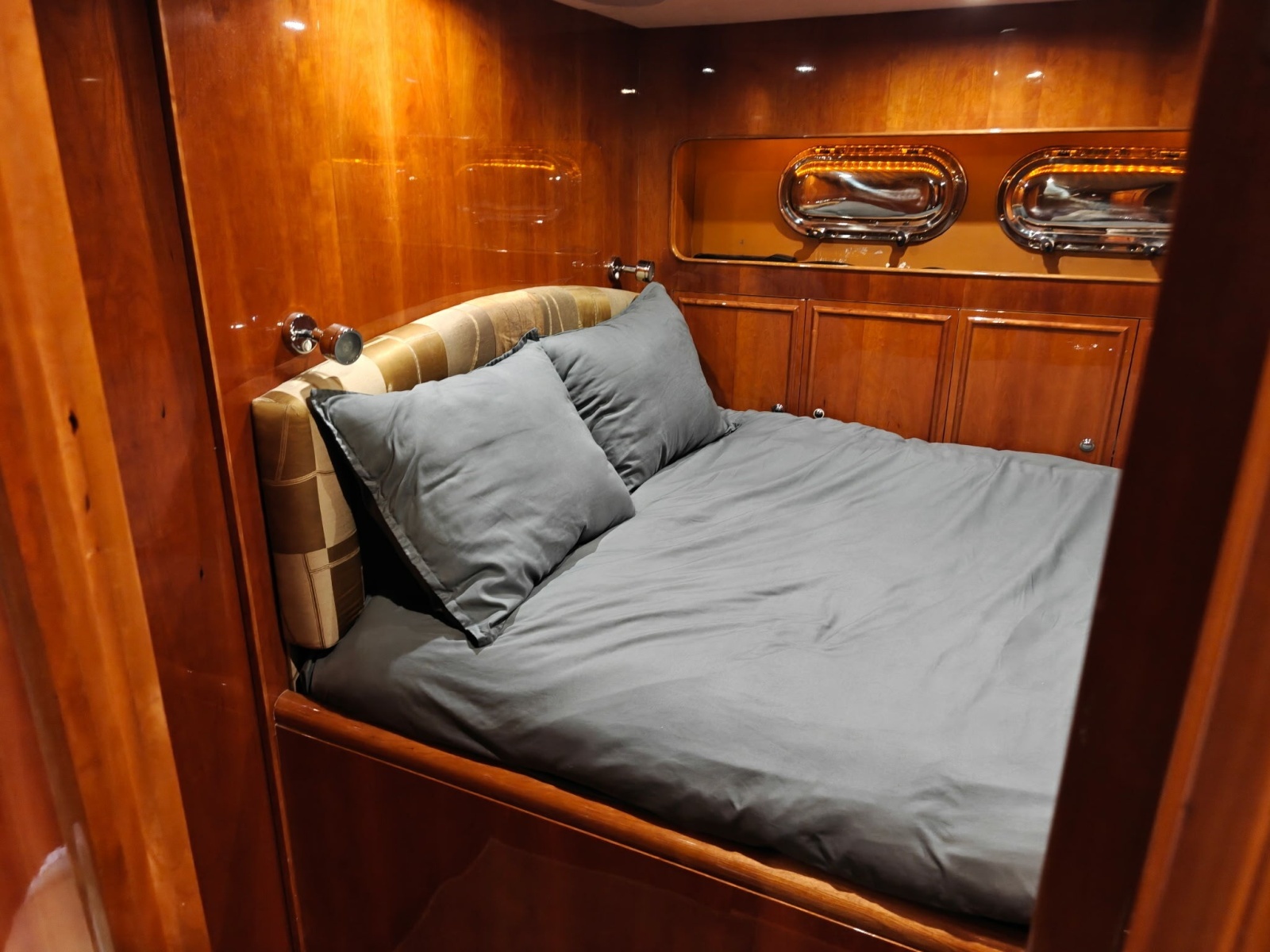 Captain's Cabin Looking Outboard