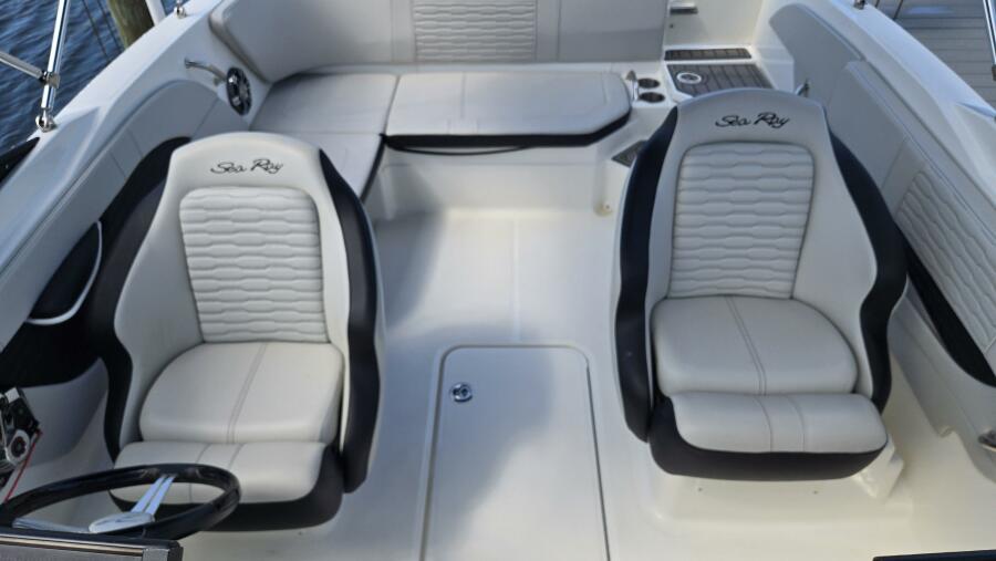 21' 2023 Sea Ray SPX 210 OB