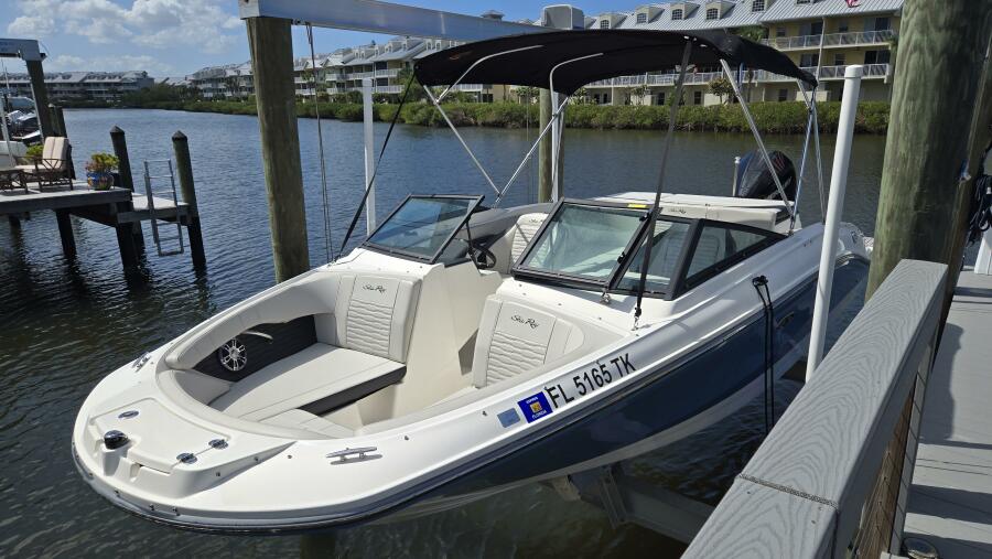 21' 2023 Sea Ray SPX 210 OB