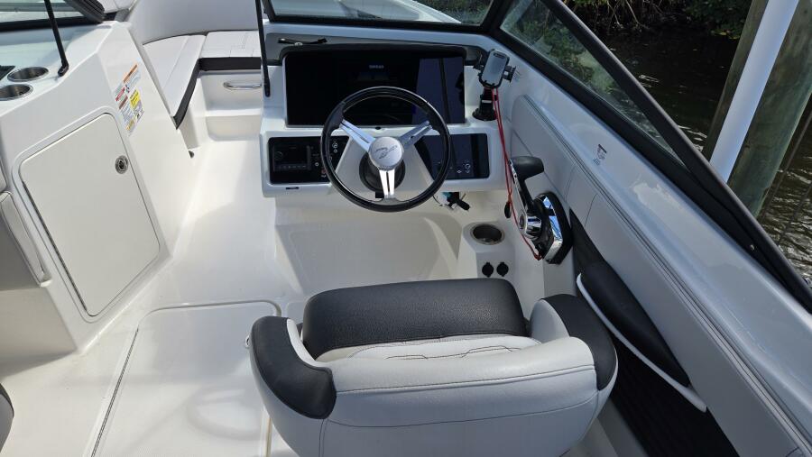 21' 2023 Sea Ray SPX 210 OB