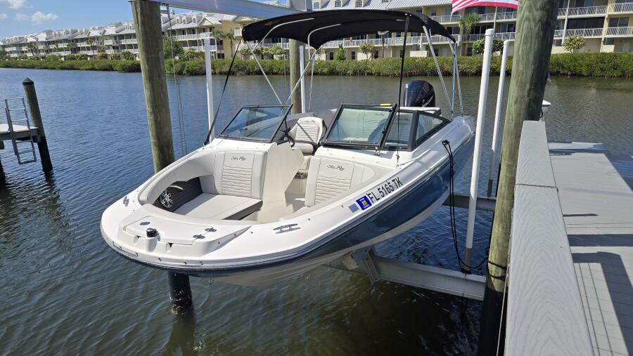 21' 2023 Sea Ray SPX 210 OB
