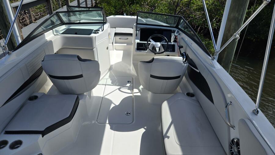 21' 2023 Sea Ray SPX 210 OB