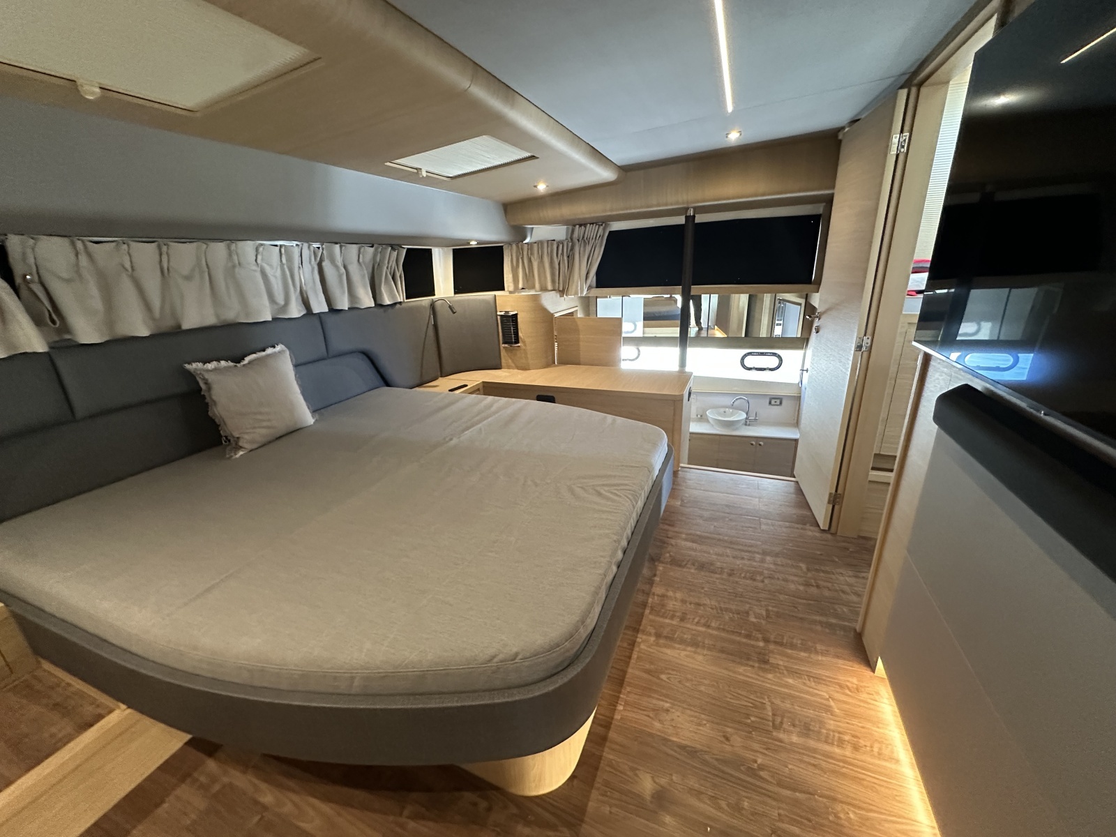 2024 Aquila 54 Yacht