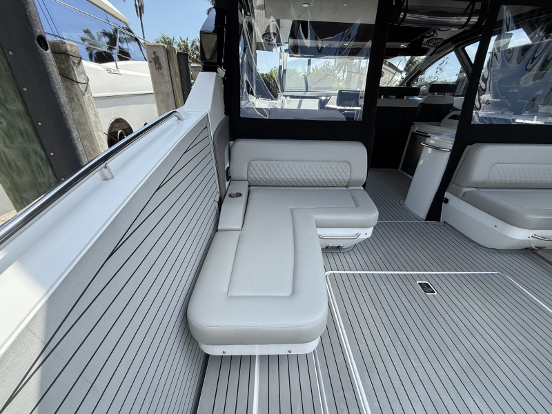 50' 2024 Cruisers Yachts 50 GLS Outboard