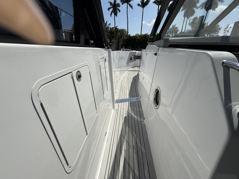 50' 2024 Cruisers Yachts 50 GLS Outboard