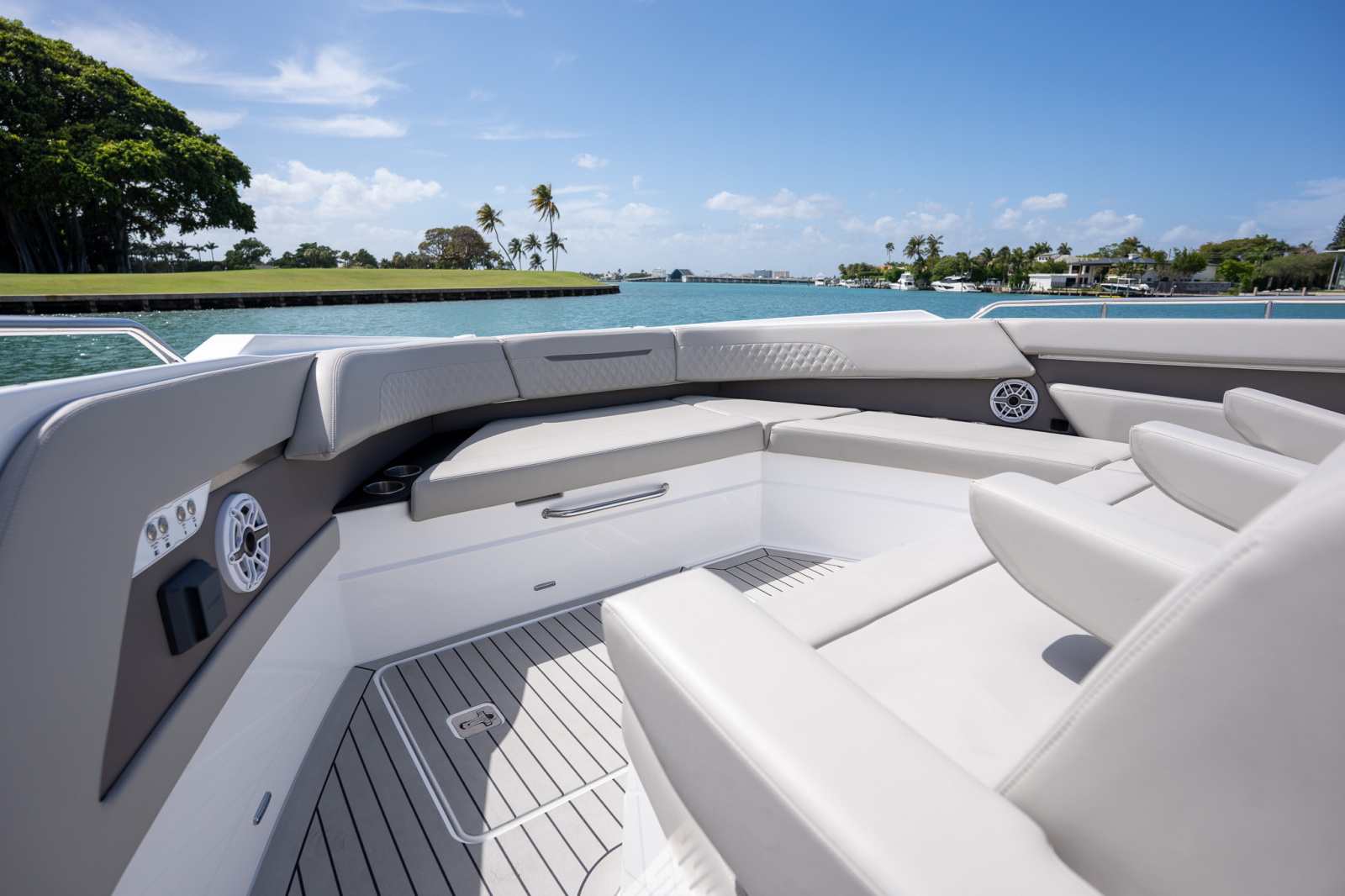 2024 Cruisers Yachts 50 GLS