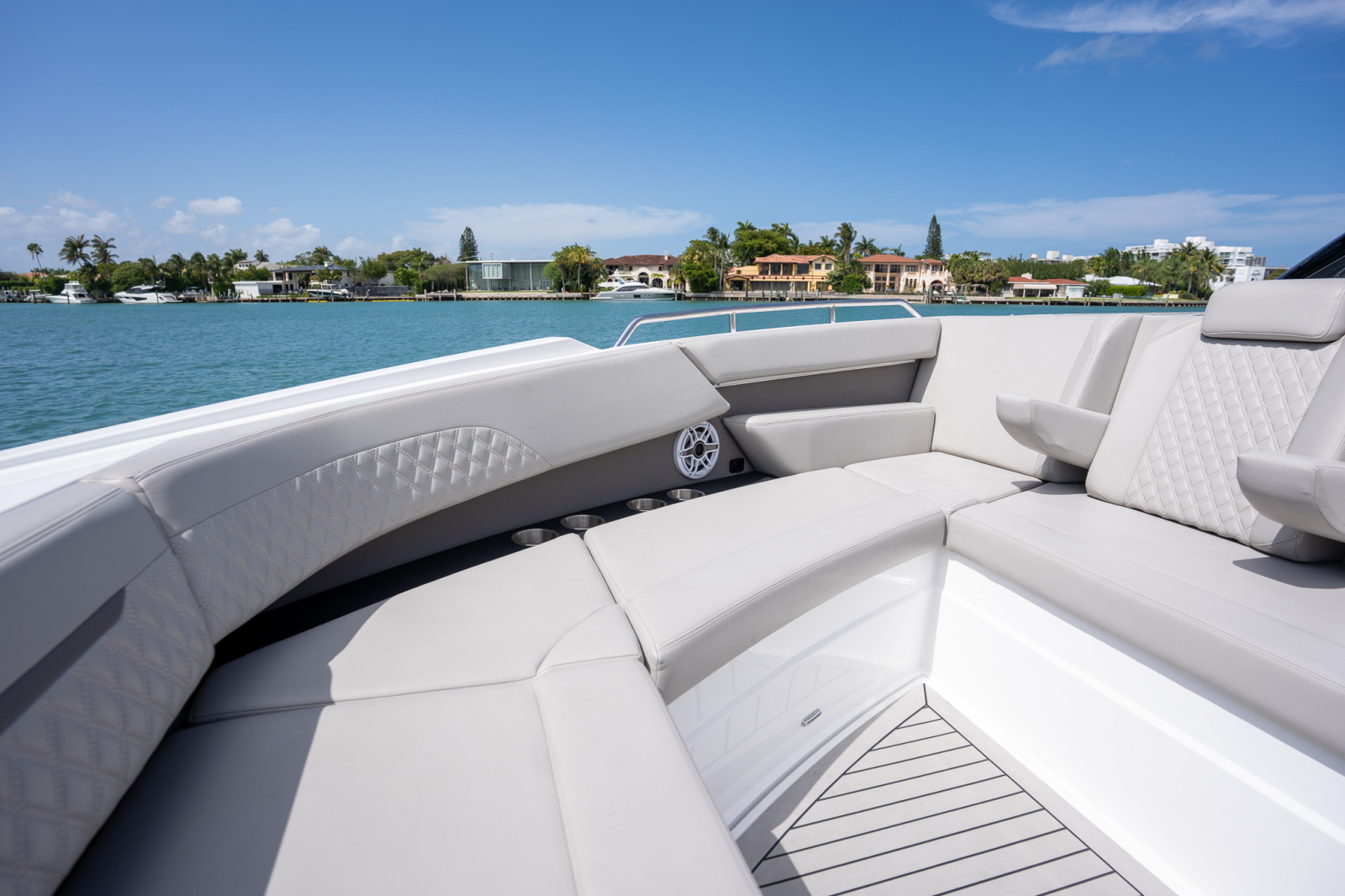 2024 Cruisers Yachts 50 GLS
