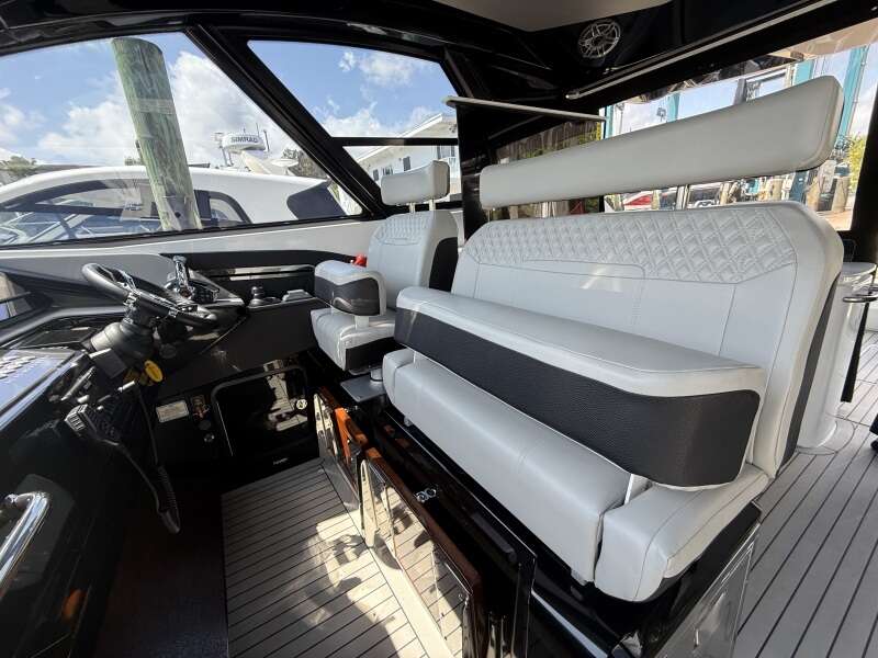 50ft Cruisers Yachts Yacht For Sale