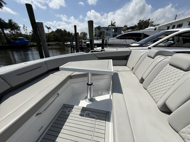 50' 2024 Cruisers Yachts 50 GLS Outboard