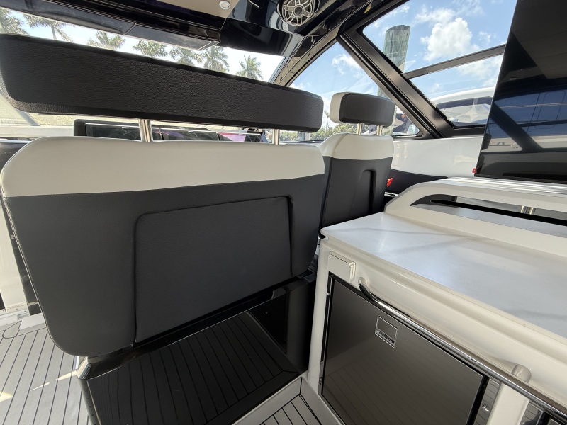 50' 2024 Cruisers Yachts 50 GLS Outboard