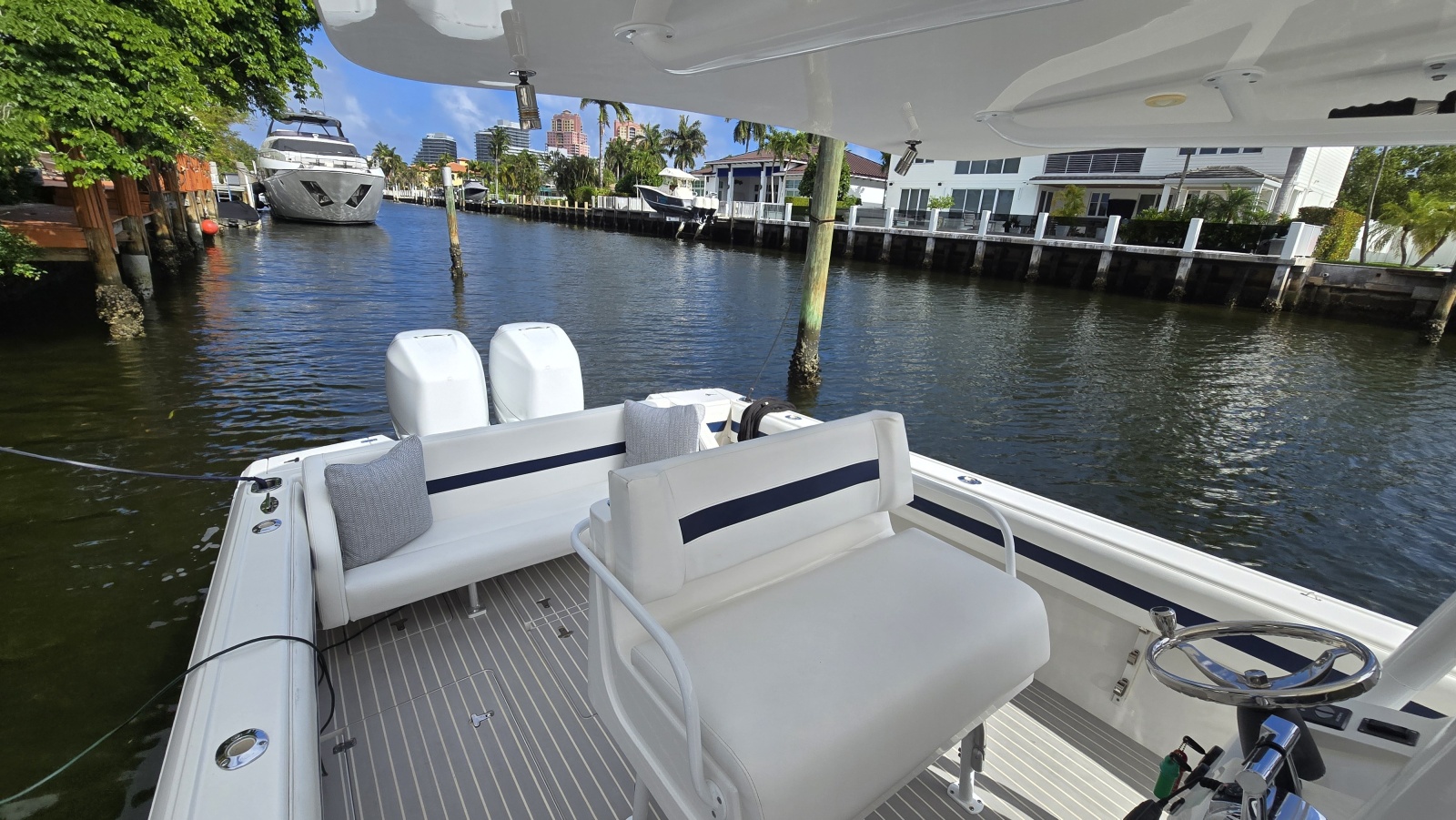 32' 2007 Intrepid 323 Open