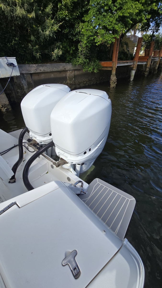 32' 2007 Intrepid 323 Open