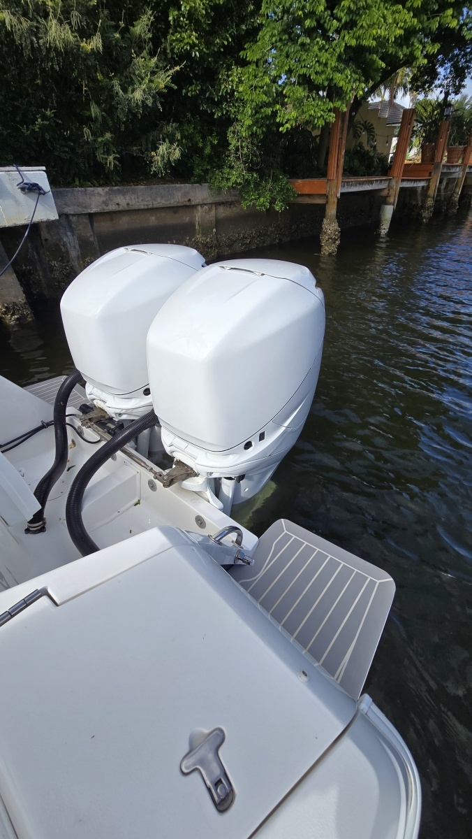 2007 Intrepid 323 Open