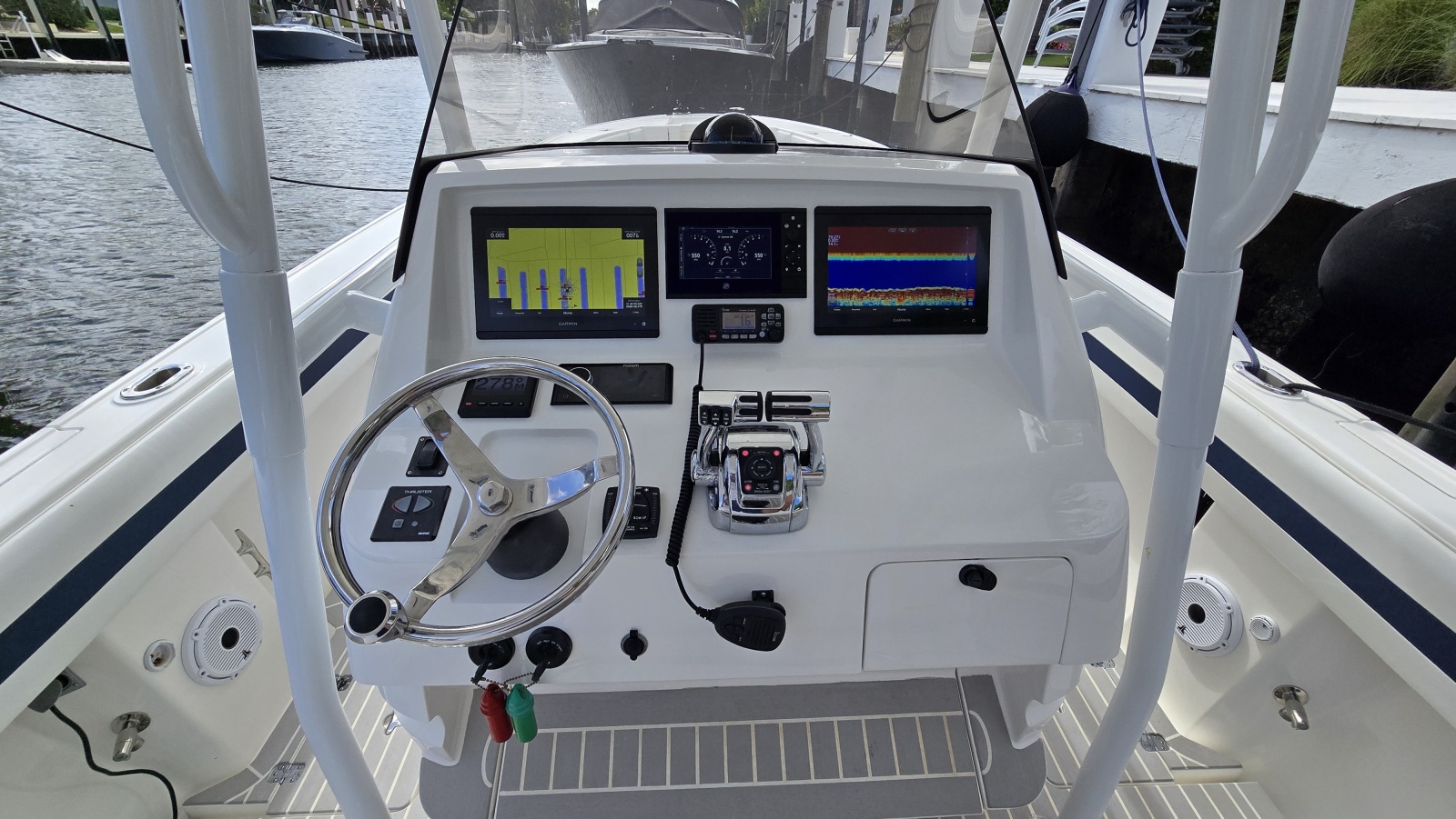 32' 2007 Intrepid 323 Open