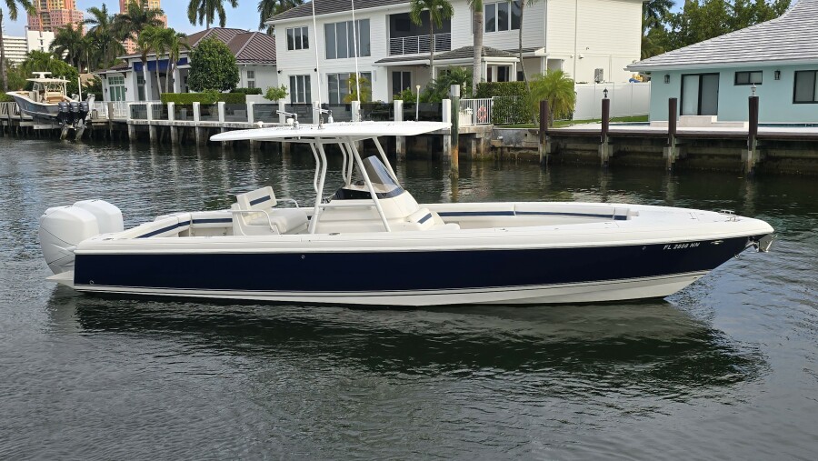 32' 2007 Intrepid 323 Open