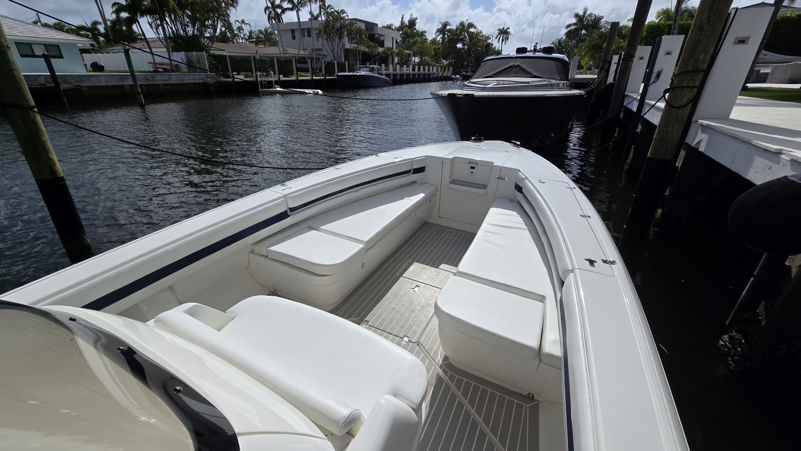 32' 2007 Intrepid 323 Open