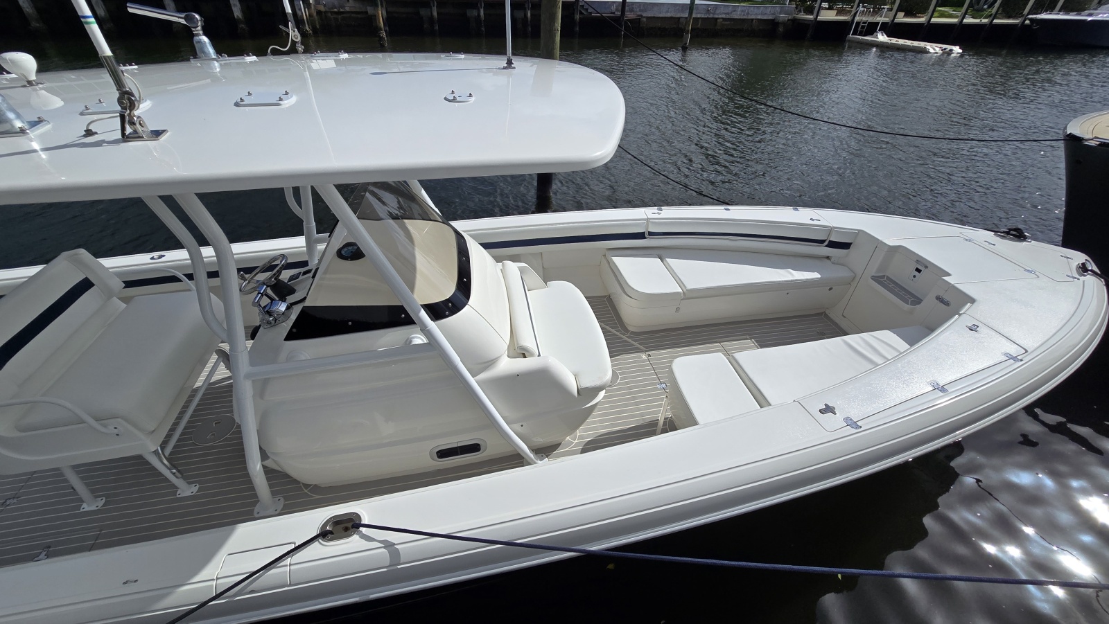 32' 2007 Intrepid 323 Open