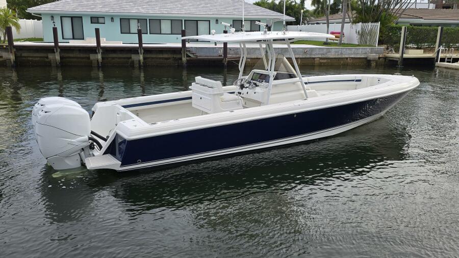 32' 2007 Intrepid 323 Open