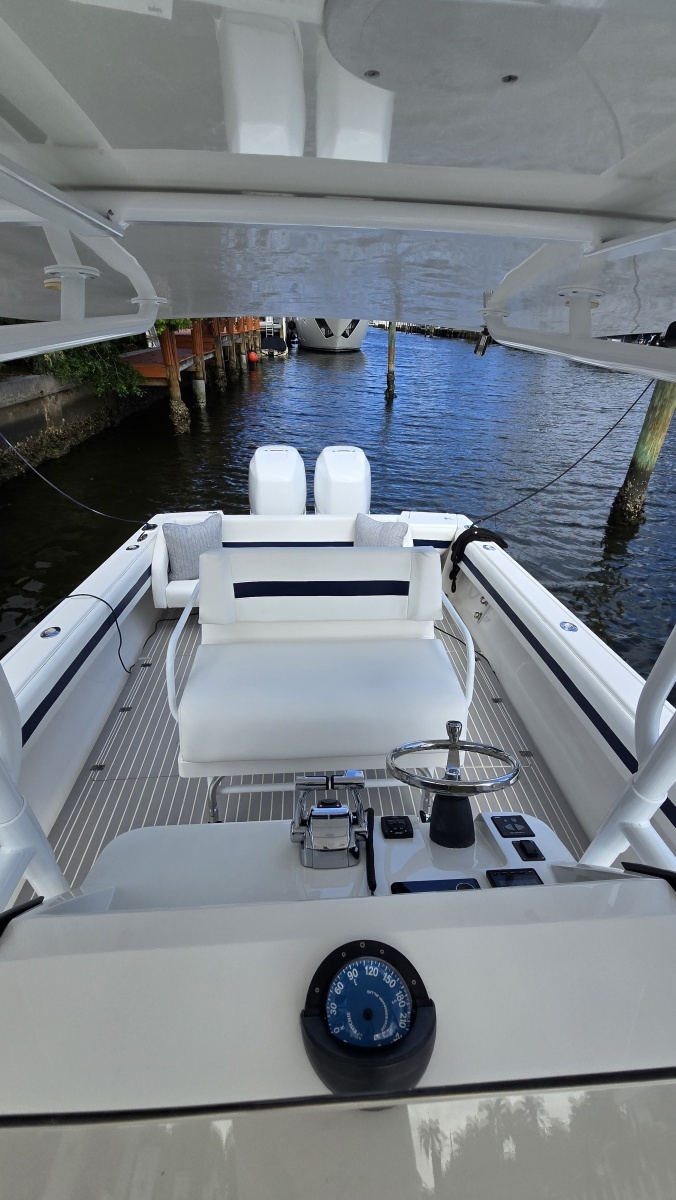 2007 Intrepid 323 Open